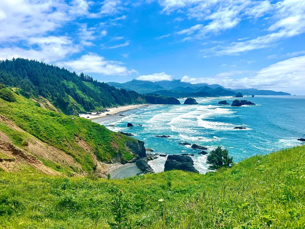 Serene Coastal Escape: A Vibrant Landscape of Sky, Water, and Greenery