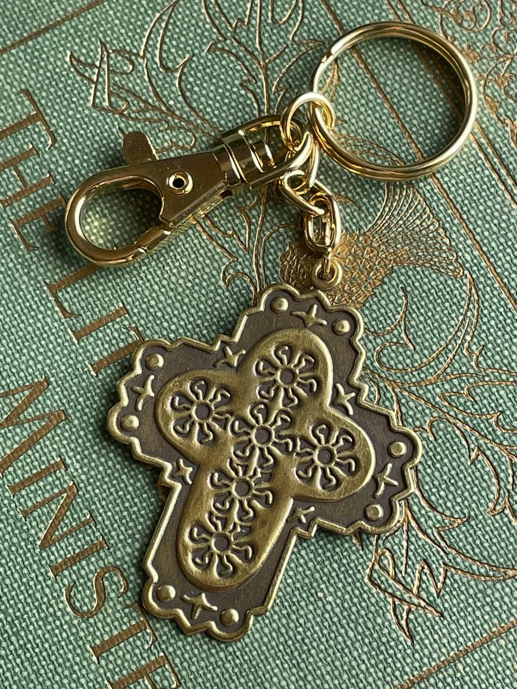 Elegant Floral Cross Keychain: A Touch of Faith and Style for Everyday Use