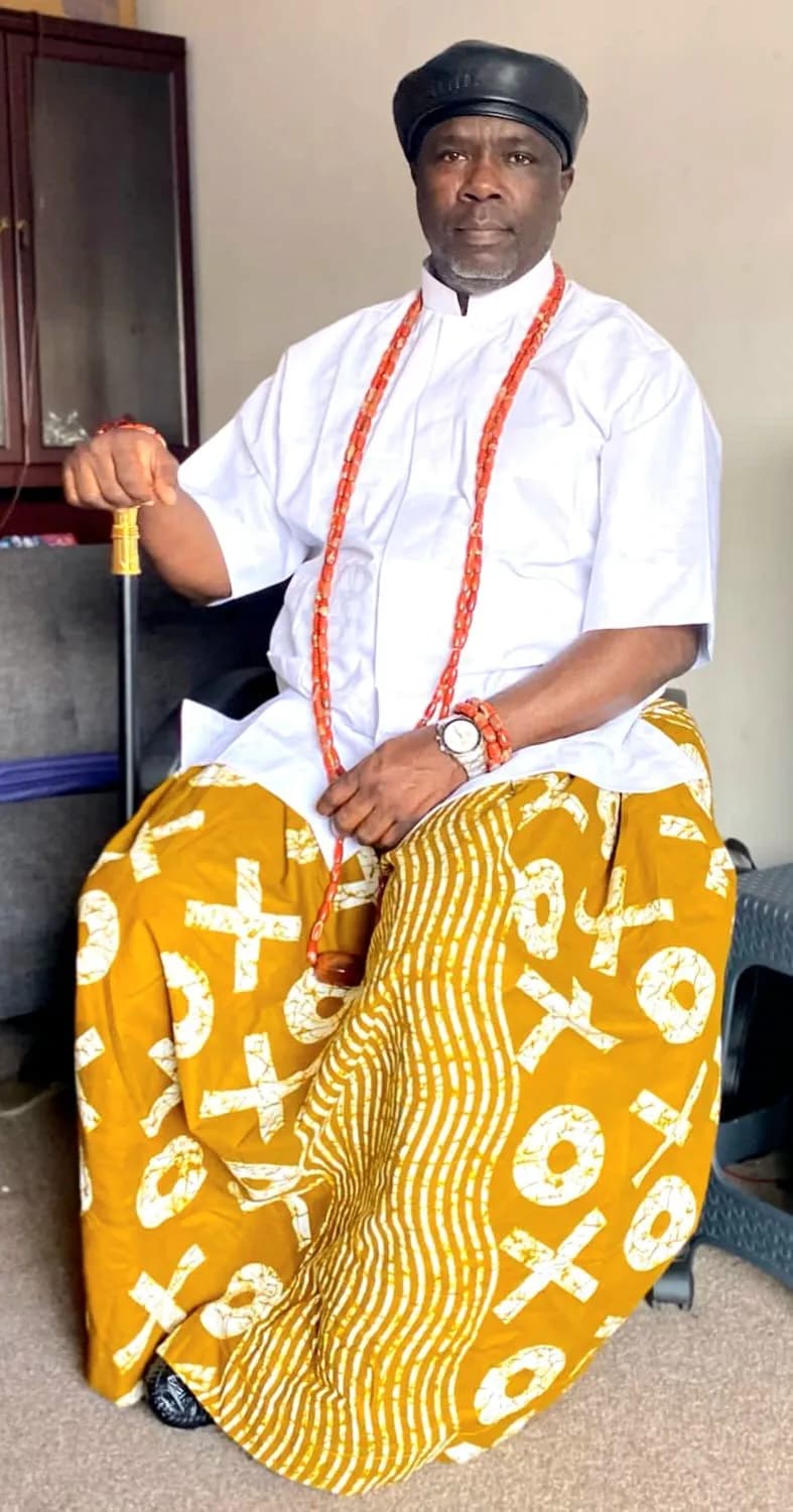Cultural Majesty: A Portrait of Tradition and Elegance in Vibrant Attire