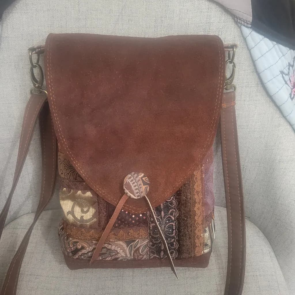 Chic Patchwork Leather Bag: A Handmade Accessory for Every Occasion