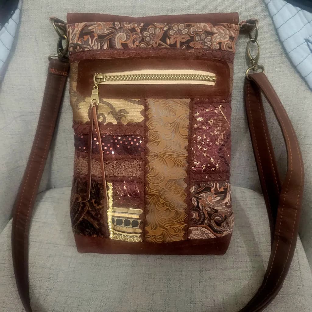Chic Patchwork Leather Bag: A Handmade Accessory for Every Occasion