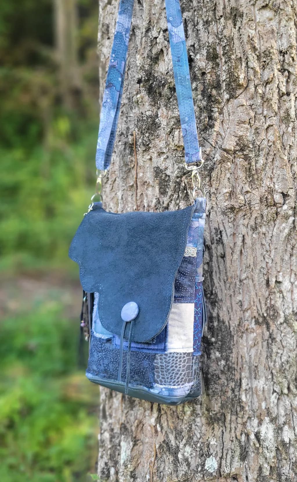 Whimsical Blue Patchwork Messenger Bag: A Touch of Nature's Charm