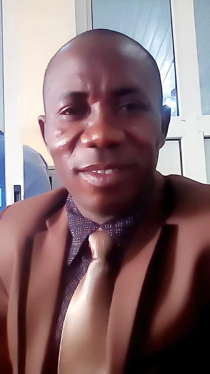 Confident Elegance: A Portrait of Professionalism and Poise