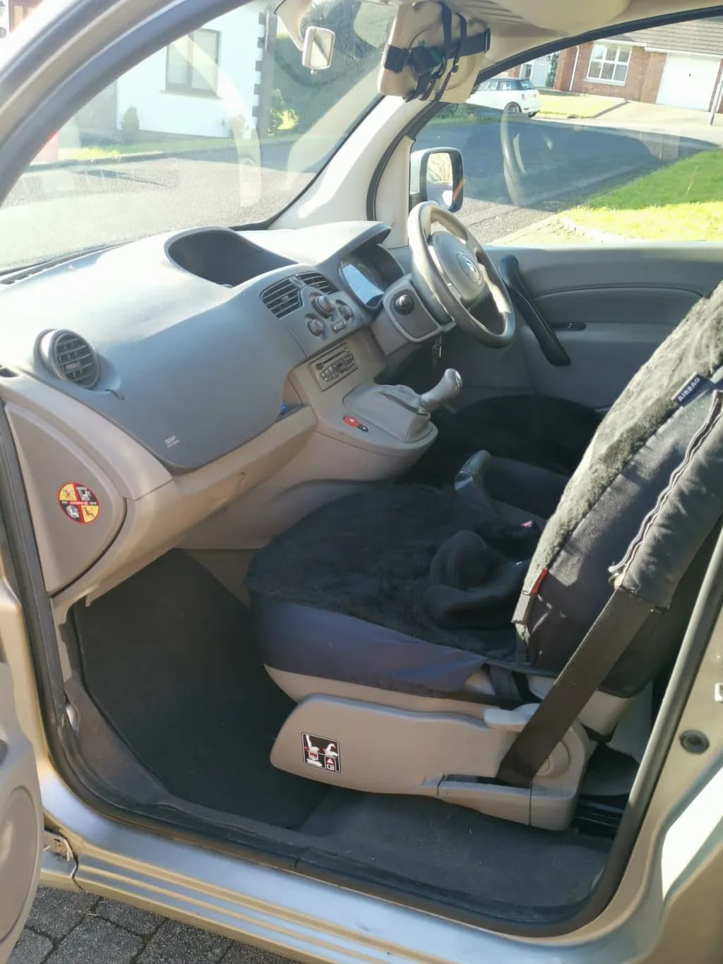 Urban Serenity: A Glimpse into Everyday Life Behind the Wheel