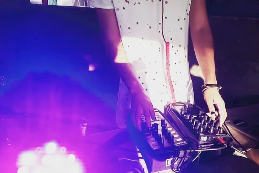 Electric Vibes: The Art of Sound and Light in DJ Performance