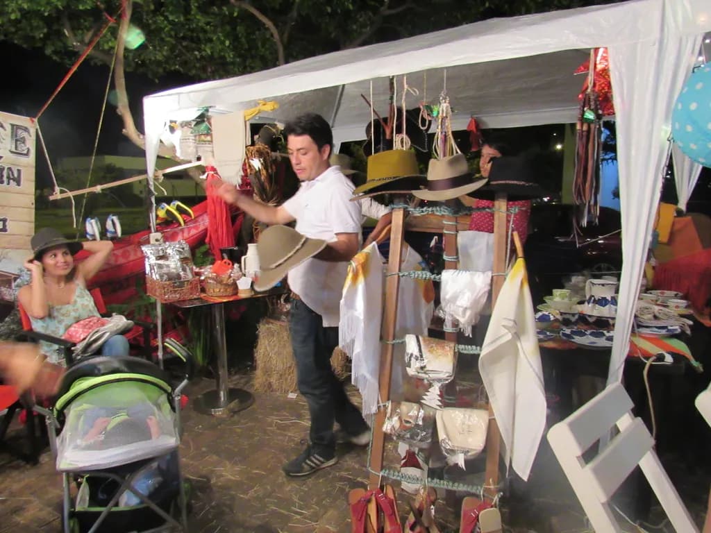 Vibrant Market Moments: A Night at the Artisan Fair
