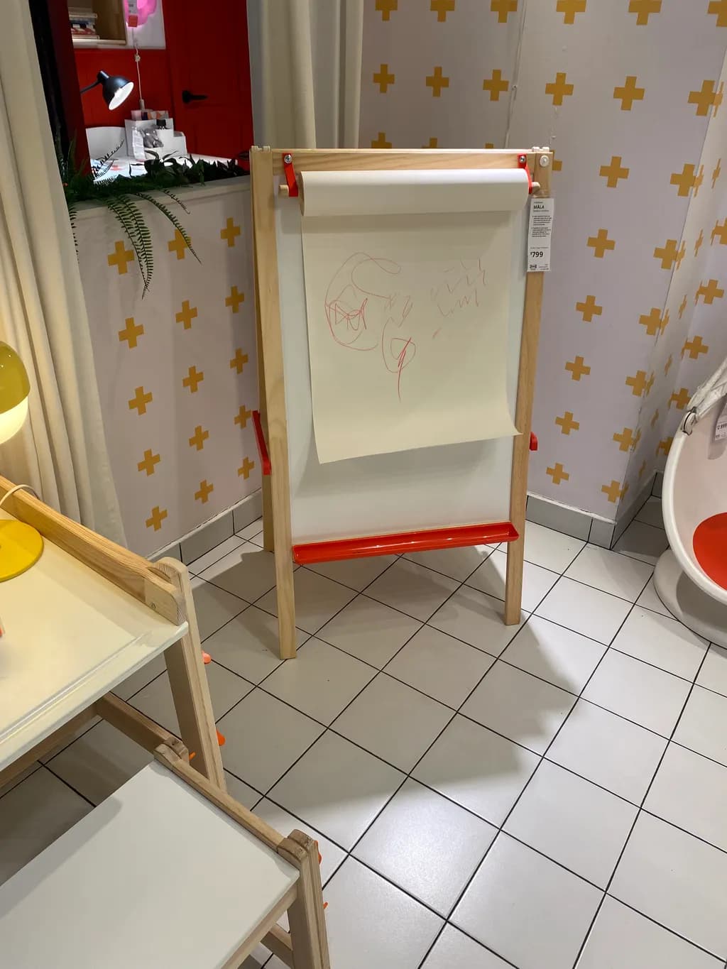 Creative Canvas: A Playful Drawing Easel for Imaginative Minds
