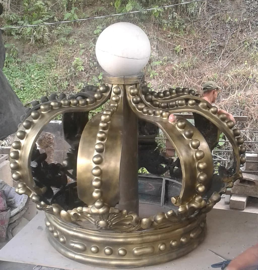 Regal Elegance: A Majestic Crown Sculpture with Intricate Detailing and Timeless Charm