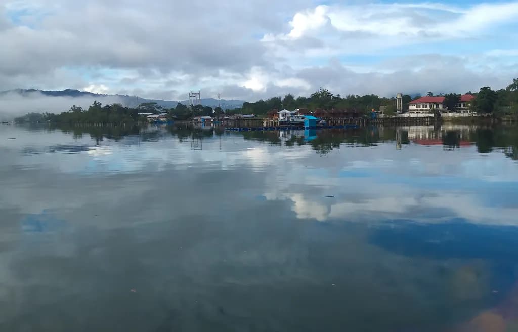 Serenity Reflected: A Tranquil Landscape of Water and Clouds