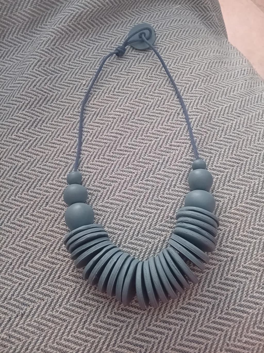 Elegant Harmony: A Sculptural Necklace of Graceful Curves and Textured Depth