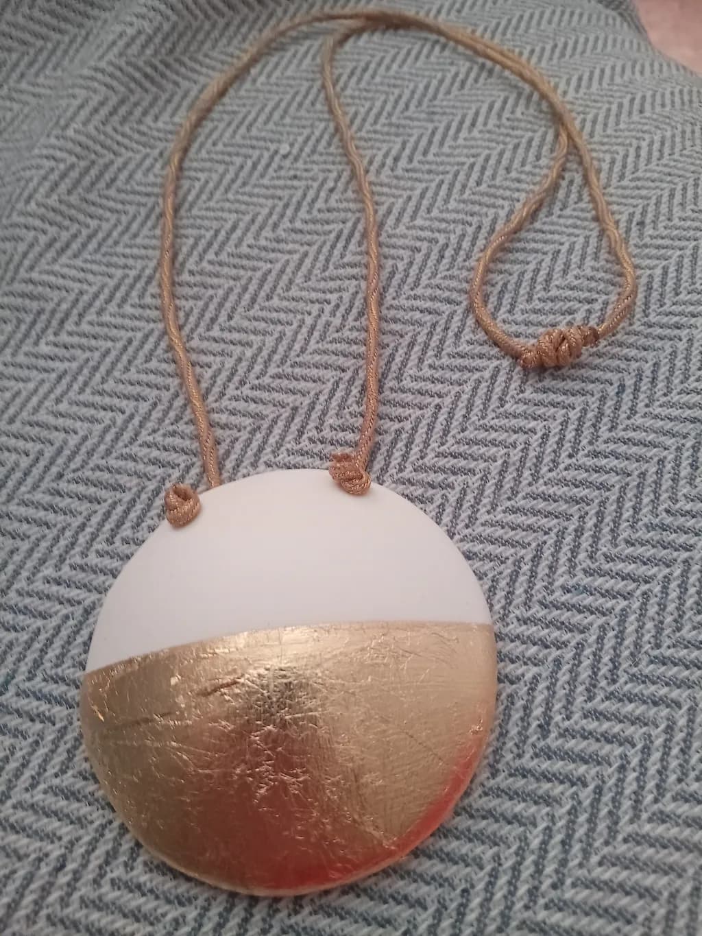 Golden Horizon: A Minimalist Pendant Embracing Elegance and Simplicity