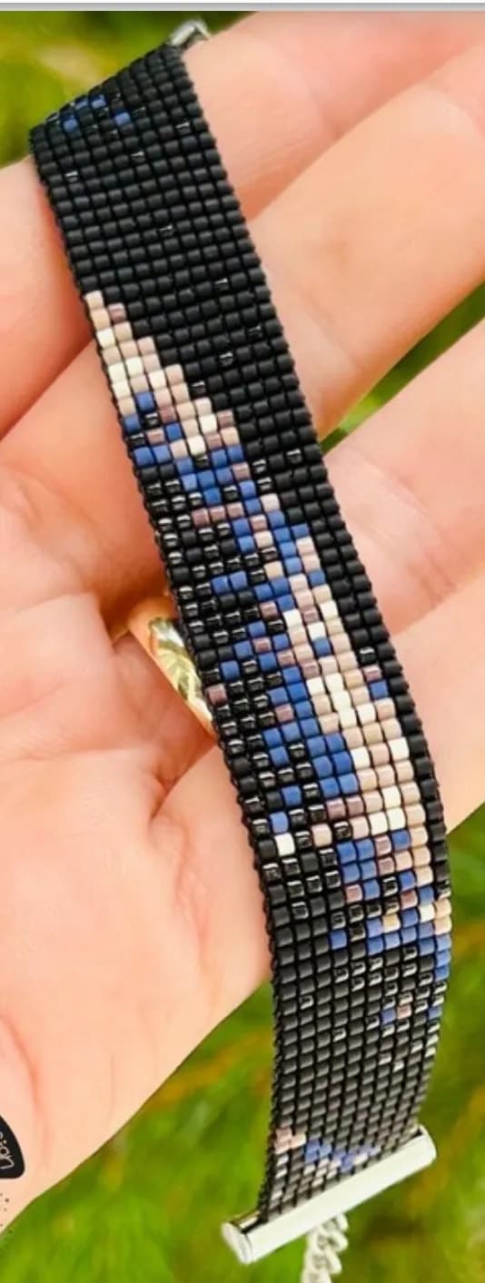 Elegant Black Beaded Bracelet with Artistic Pattern Design