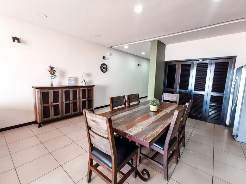 Modern Rustic Dining Space: A Harmonious Blend of Comfort and Style