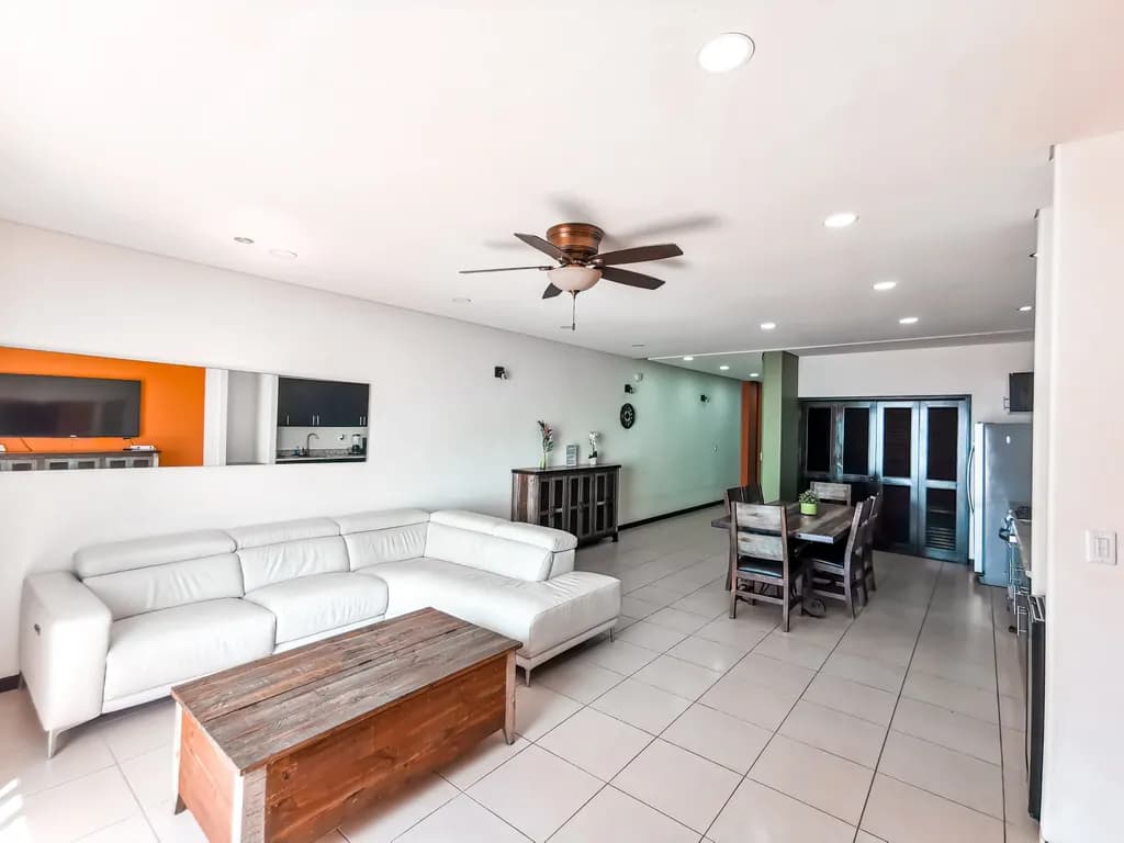 Inviting Modern Space: A Bright and Contemporary Living Room Experience