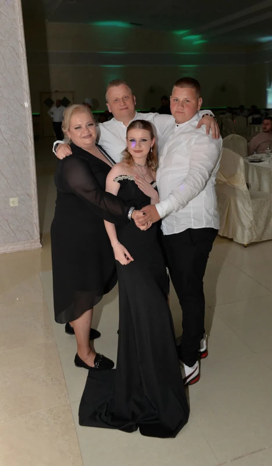 Celebrating Family Unity: A Moment of Elegance and Joy at a Formal Gathering
