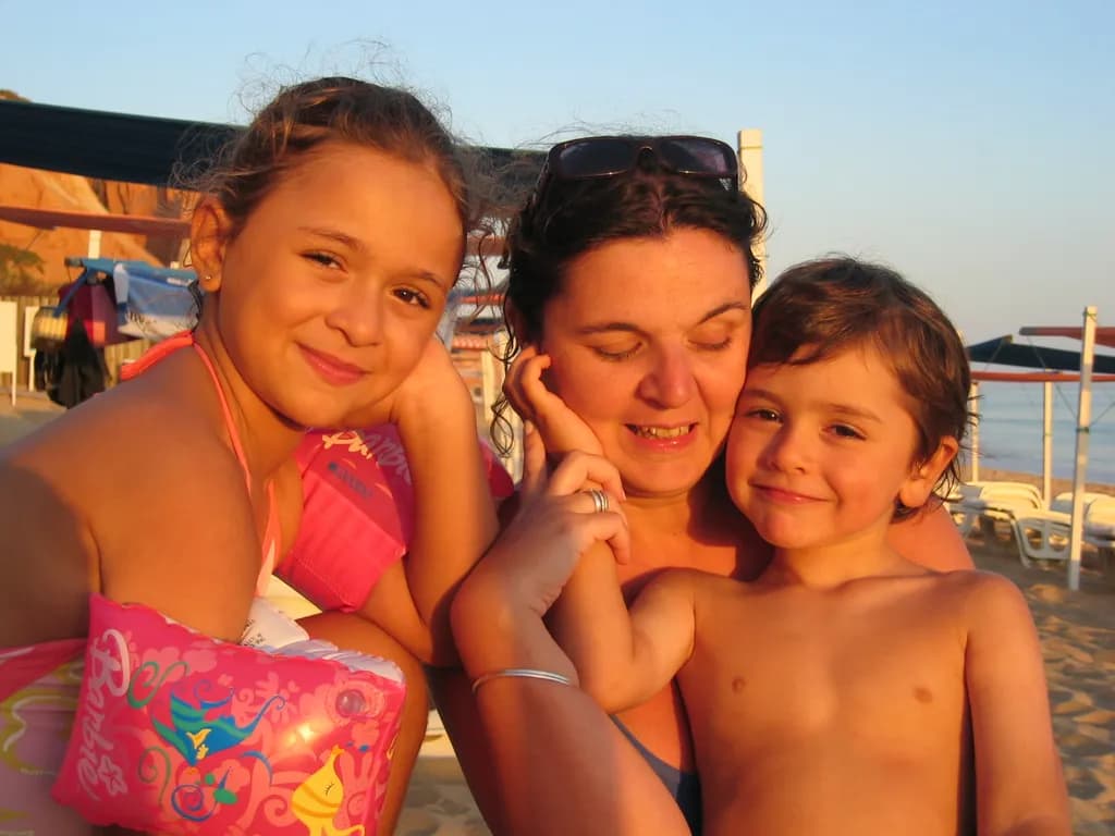 Sunset Smiles: A Heartwarming Family Moment at the Beach