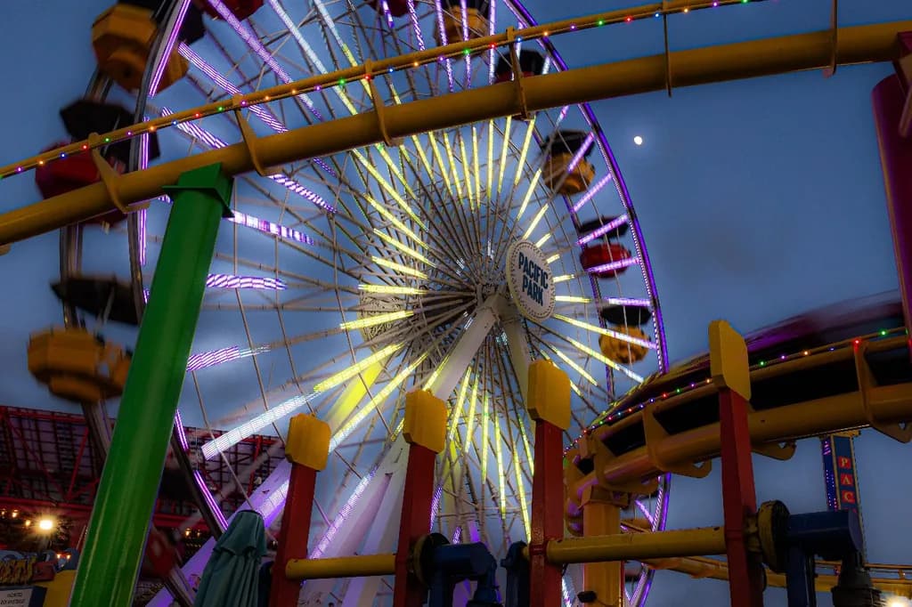 Whirling Colors: A Night at the Amusement Park's Ferris Wheel
