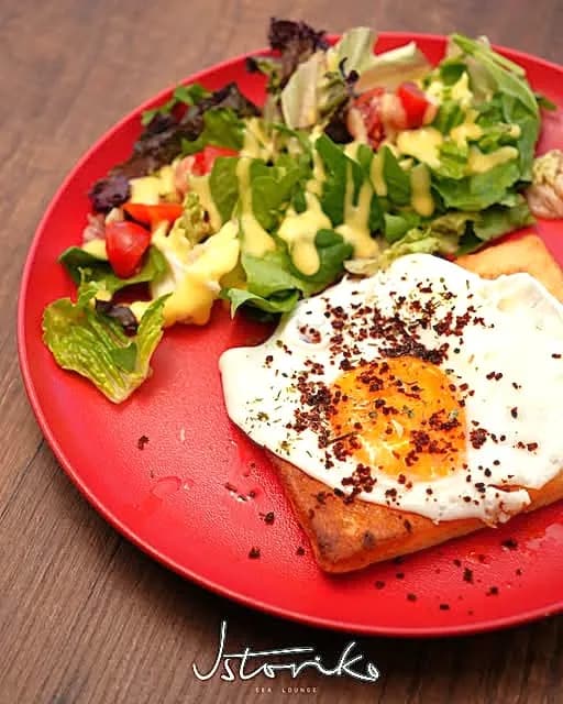 Vibrant Morning Harmony: A Colorful Breakfast Plate with Egg and Fresh Vegetables
