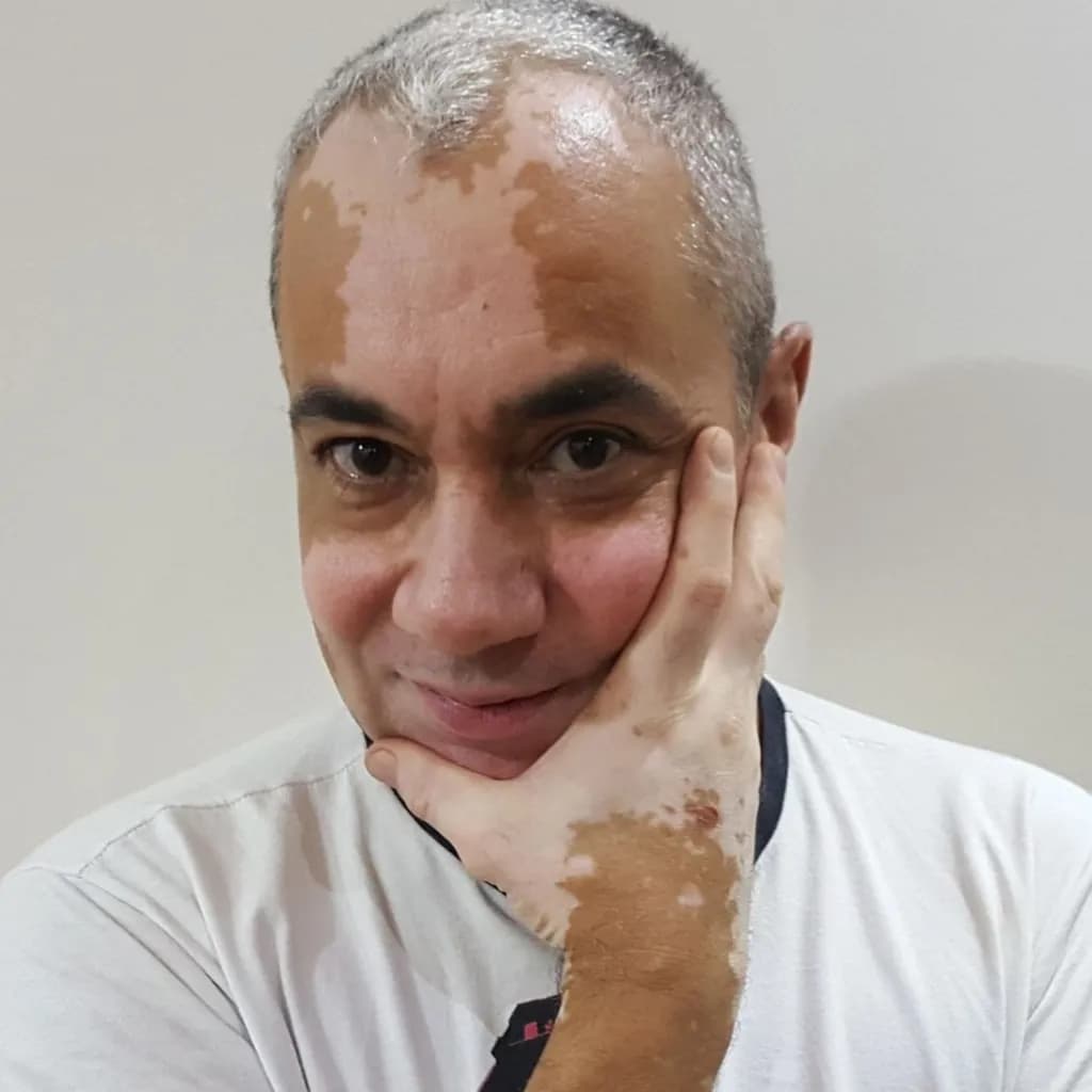 Contemplative Smile: A Portrait of Casual Reflection and Expression