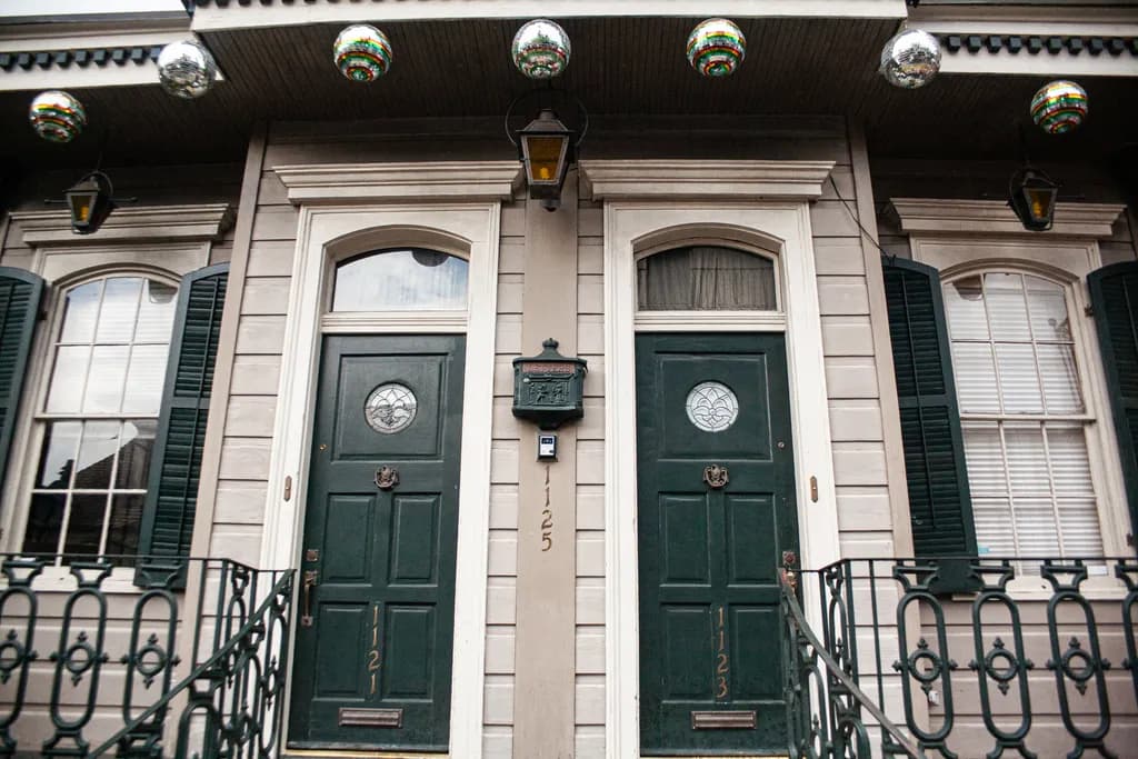 Urban Green Doorways: A Decorative Entrance to Architectural Charm