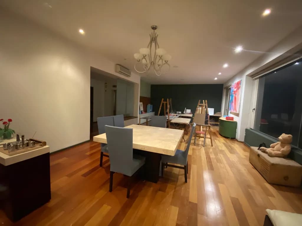 Inviting Modern Space: A Bright Artistic Retreat with Wooden Accents