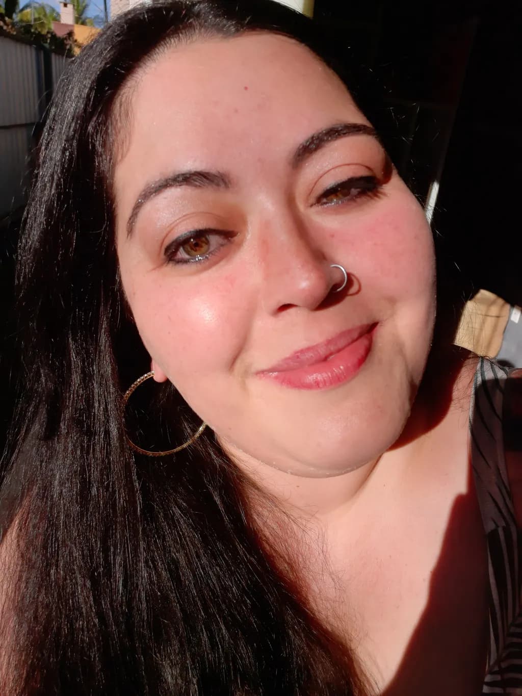 Radiant Smile: A Portrait of Joy and Confidence in Natural Light