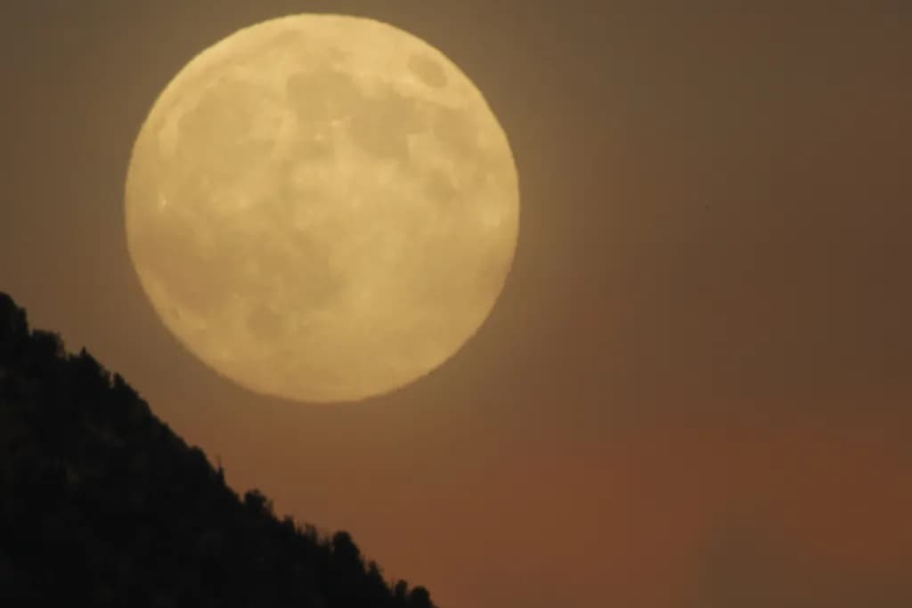 Moonrise over Mountain