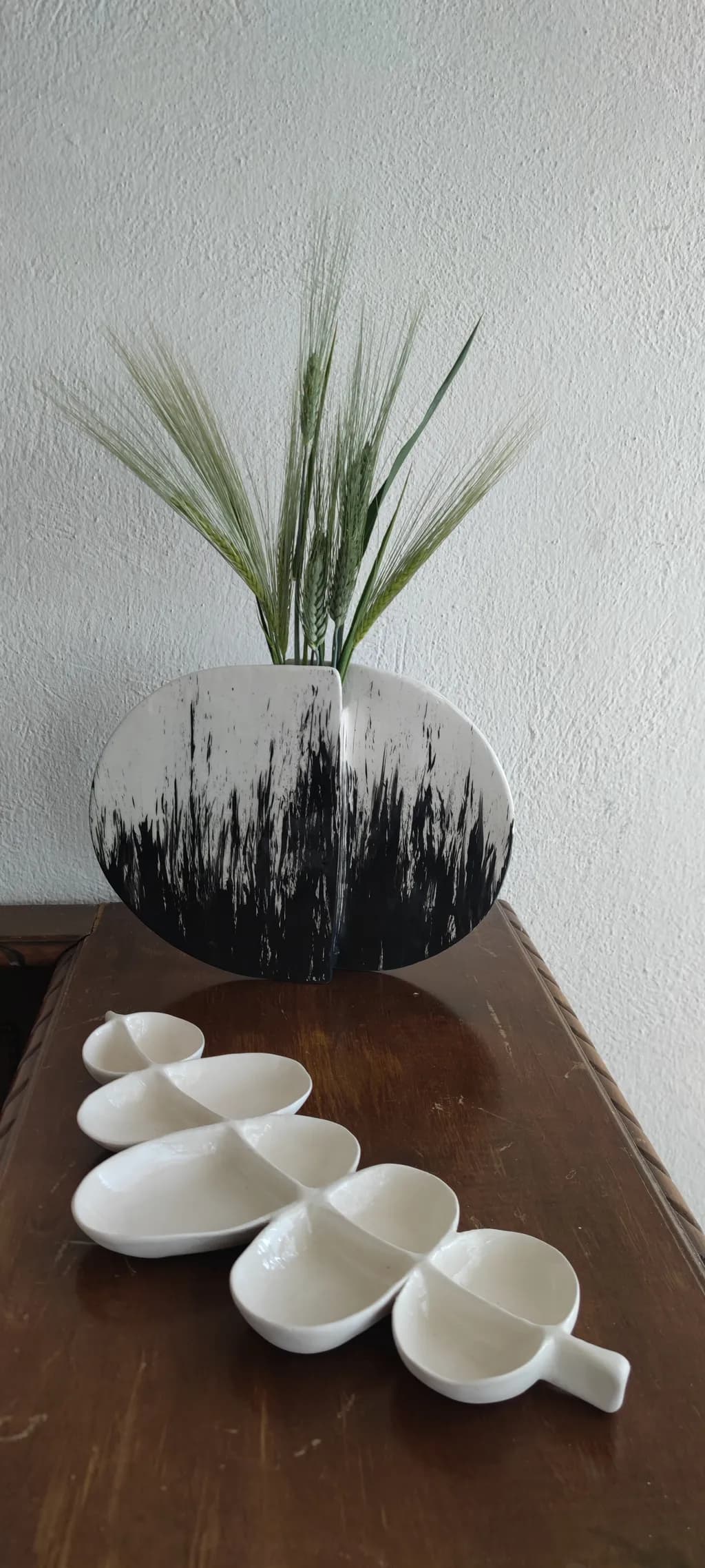 Elegant Minimalist Ceramic Vase with Nature-Inspired Design