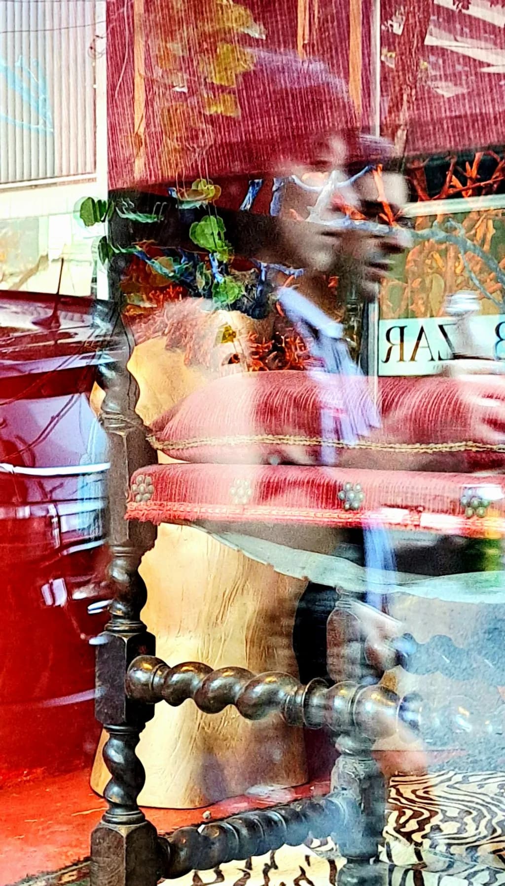 Cadeira e Reflexos Urbanos