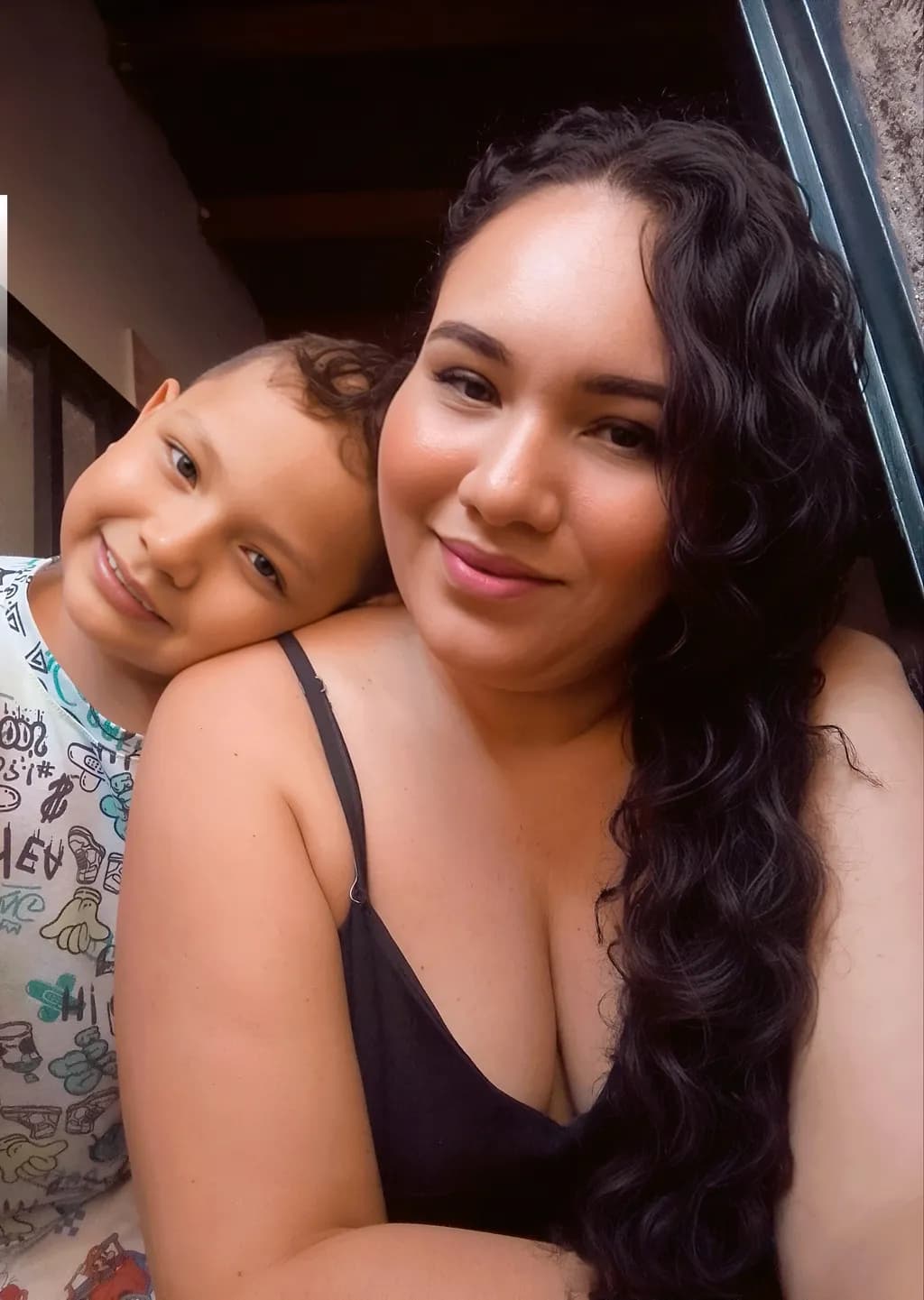 Embracing Joy: A Heartwarming Moment Between Mother and Child