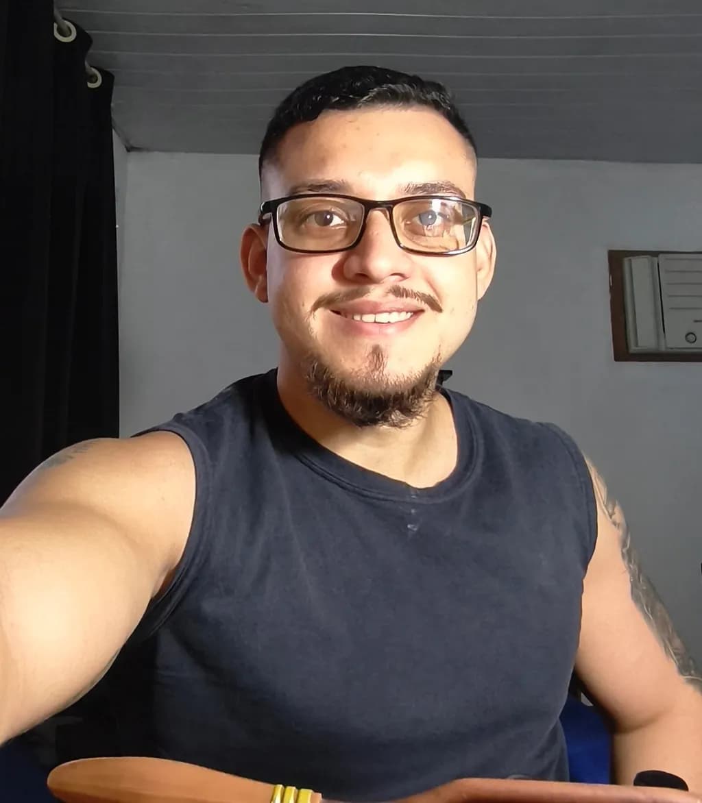 Vibrant Smile: A Casual Portrait of Confidence and Fitness