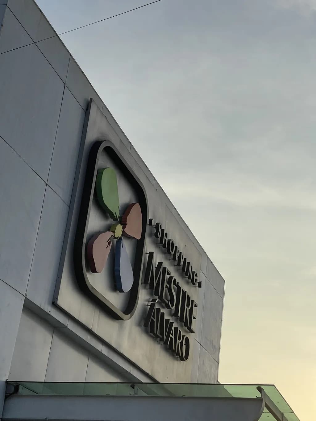 Vibrant Horizons: The Artistic Essence of Shopping Mestre Álvaro