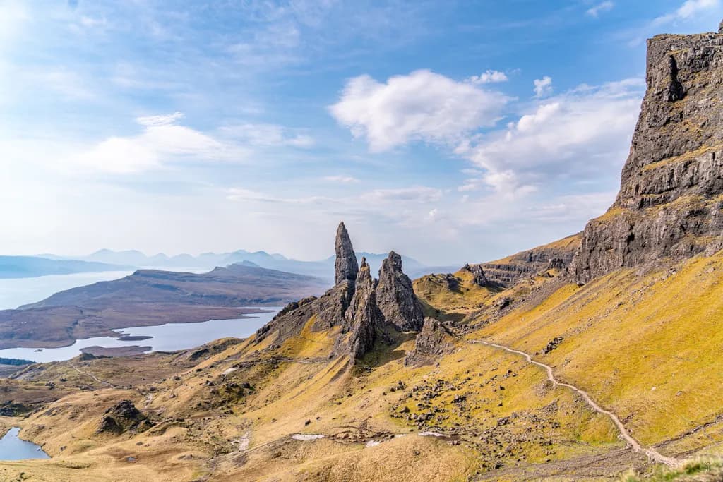 Majestic Rocky Peaks: A Tranquil Landscape of Nature's Splendor