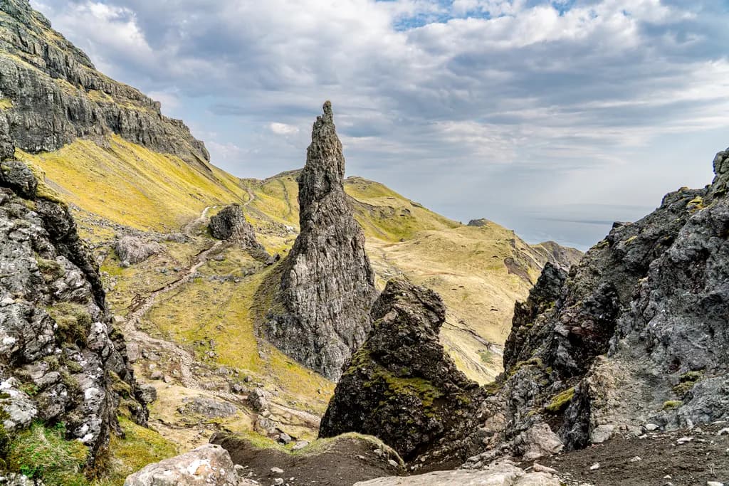 Majestic Spire: A Dramatic Rocky Landscape of Nature's Grandeur