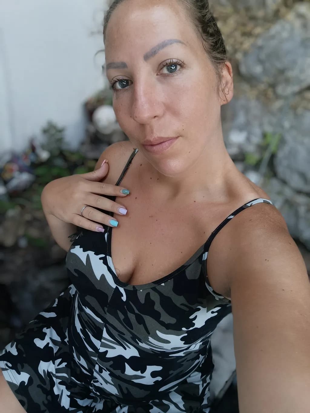 Camouflage Elegance: A Portrait of Relaxed Beauty in Casual Style