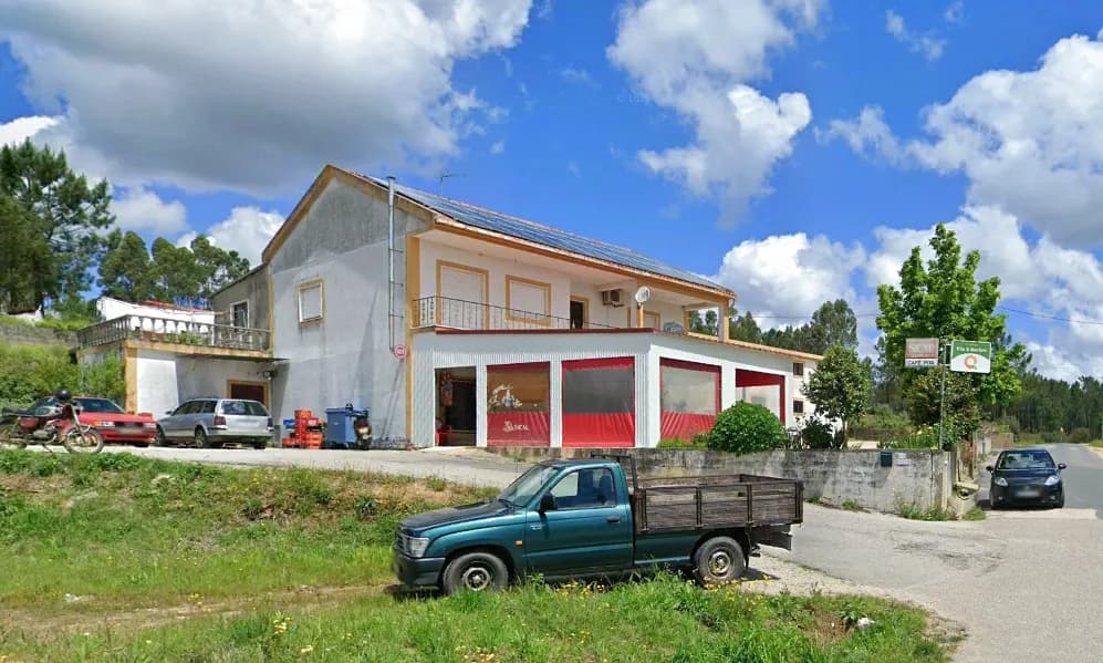 Charming Roadside Retreat: A Glimpse of Rustic Life Under the Open Sky