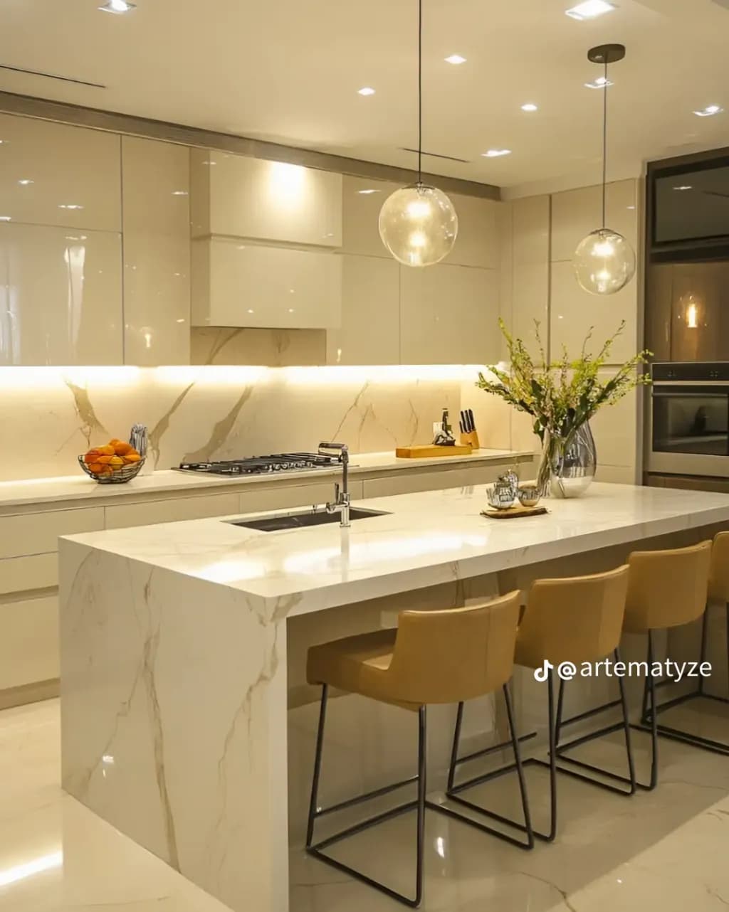 Elegant Modern Kitchen: A Bright and Spacious Contemporary Design
