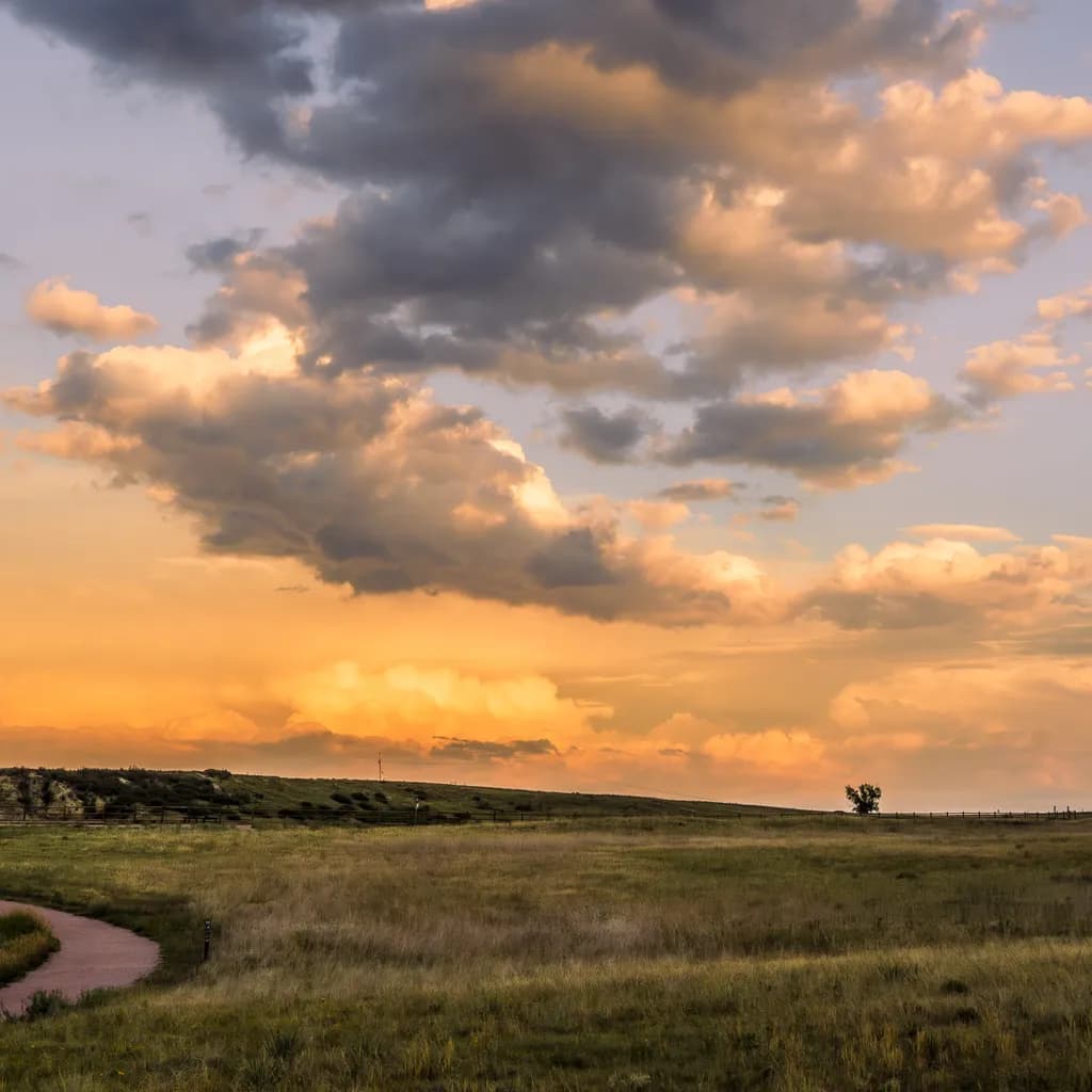 Serenity in the Evening Sky: A Tranquil Landscape of Clouds and Nature