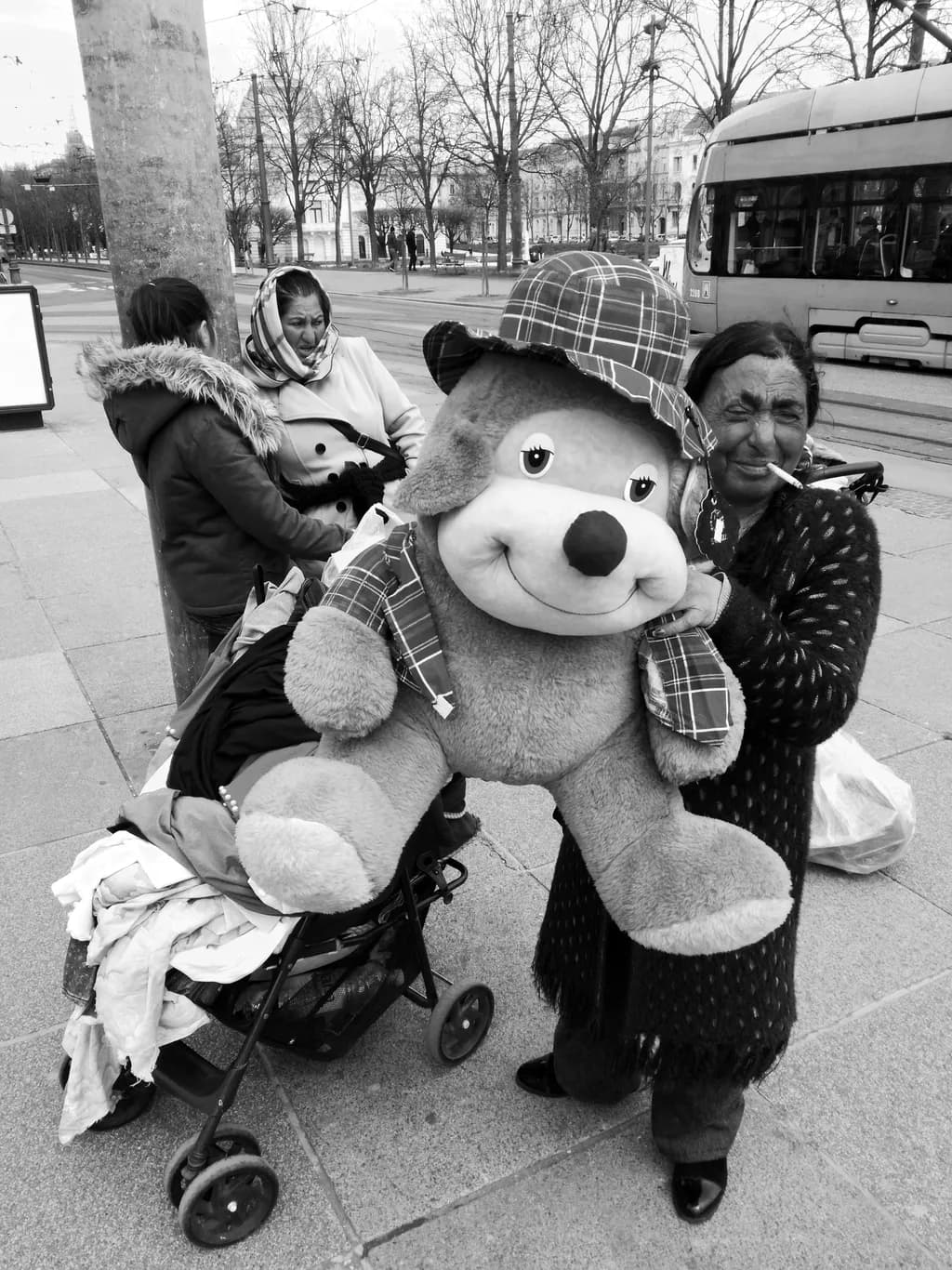 Whimsical Encounters: A Heartwarming Moment with a Giant Teddy Bear in the City Streets
