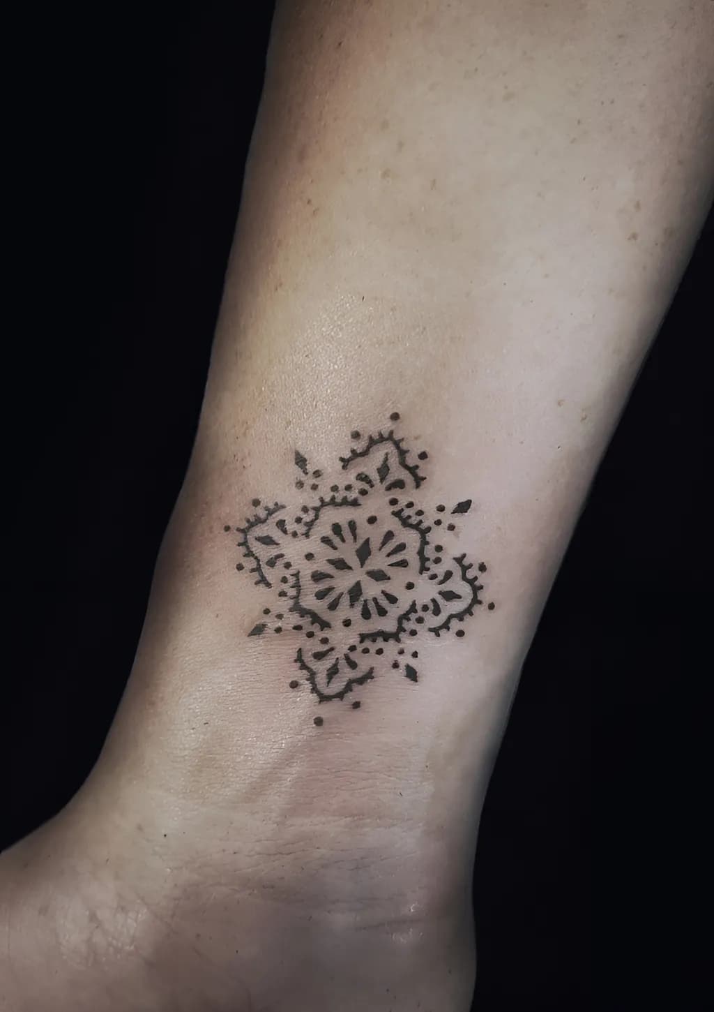 Ornate Mandala Tattoo Design: A Delicate Body Art Pattern