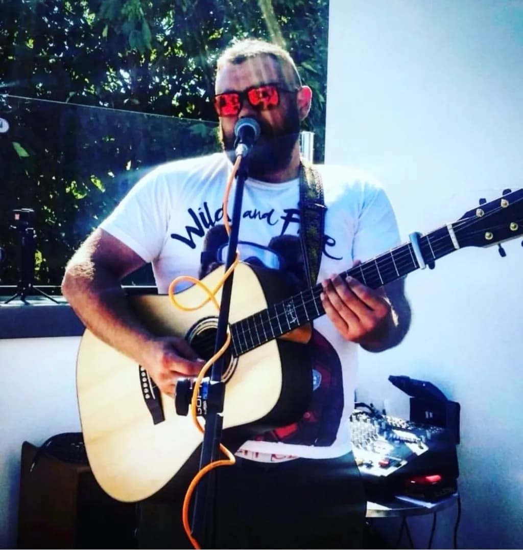 Strumming Sunshine: A Vibrant Acoustic Performance in the Spotlight