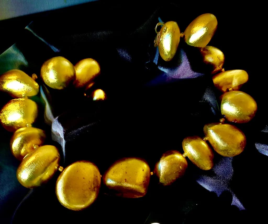 Golden Elegance: A Statement Necklace of Radiant Beauty and Timeless Charm