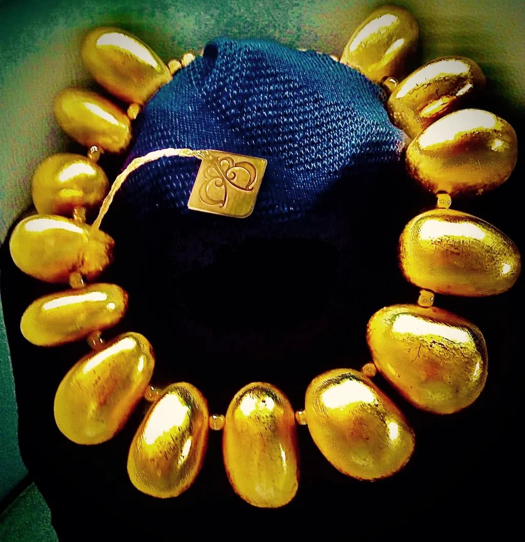 Golden Elegance: A Shiny, Ornate Necklace for Timeless Style