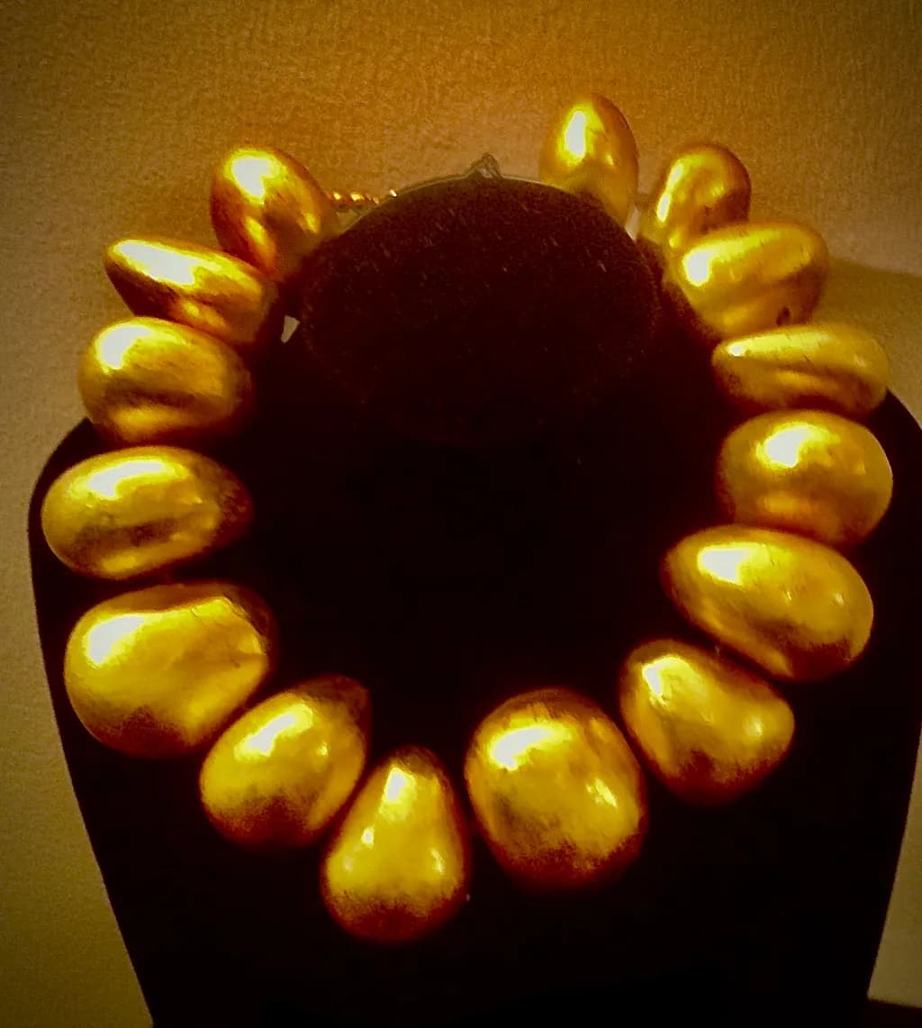 Golden Elegance: A Statement Necklace of Radiant Pearls