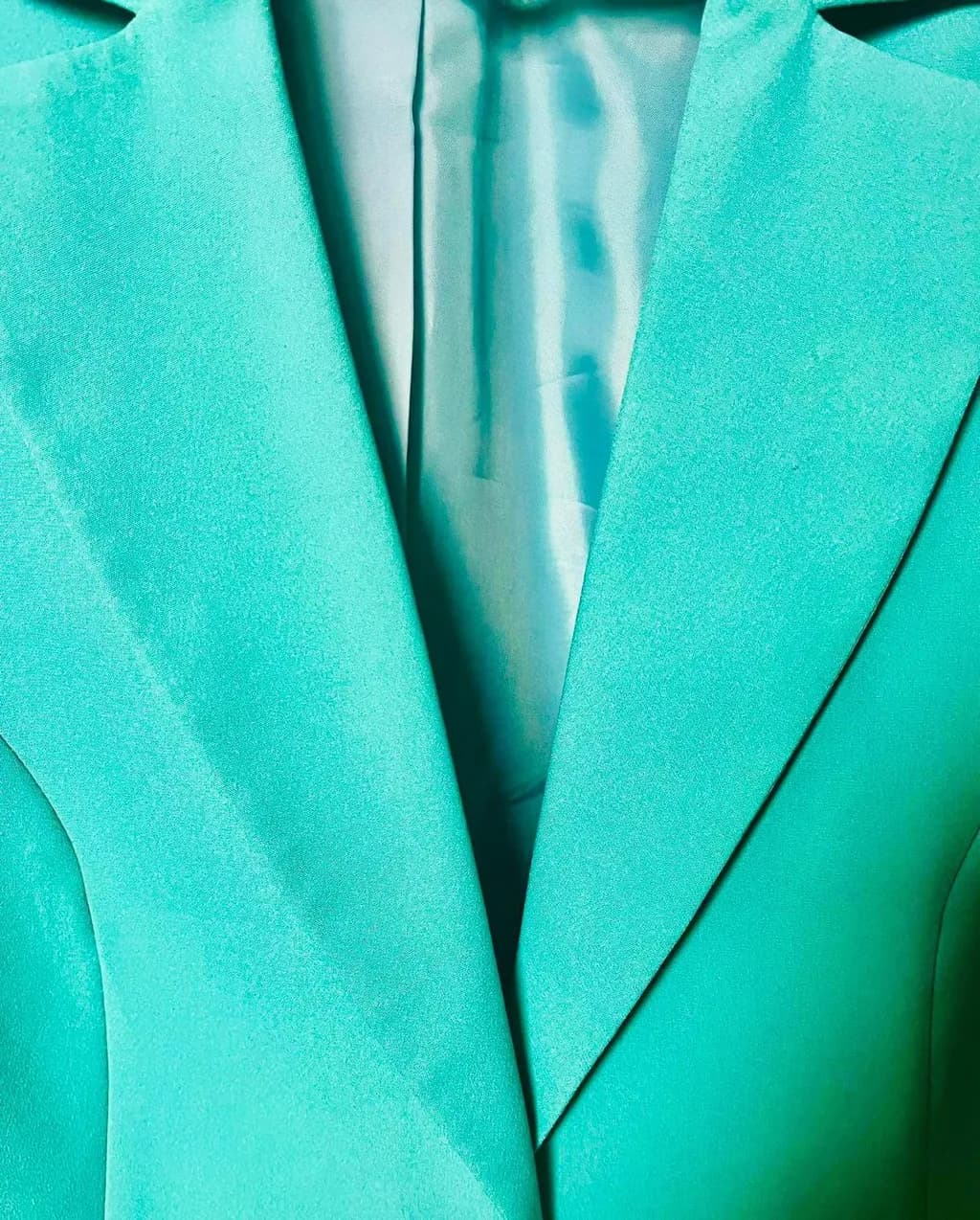 Vibrant Elegance: A Close-Up of a Turquoise Tailored Blazer