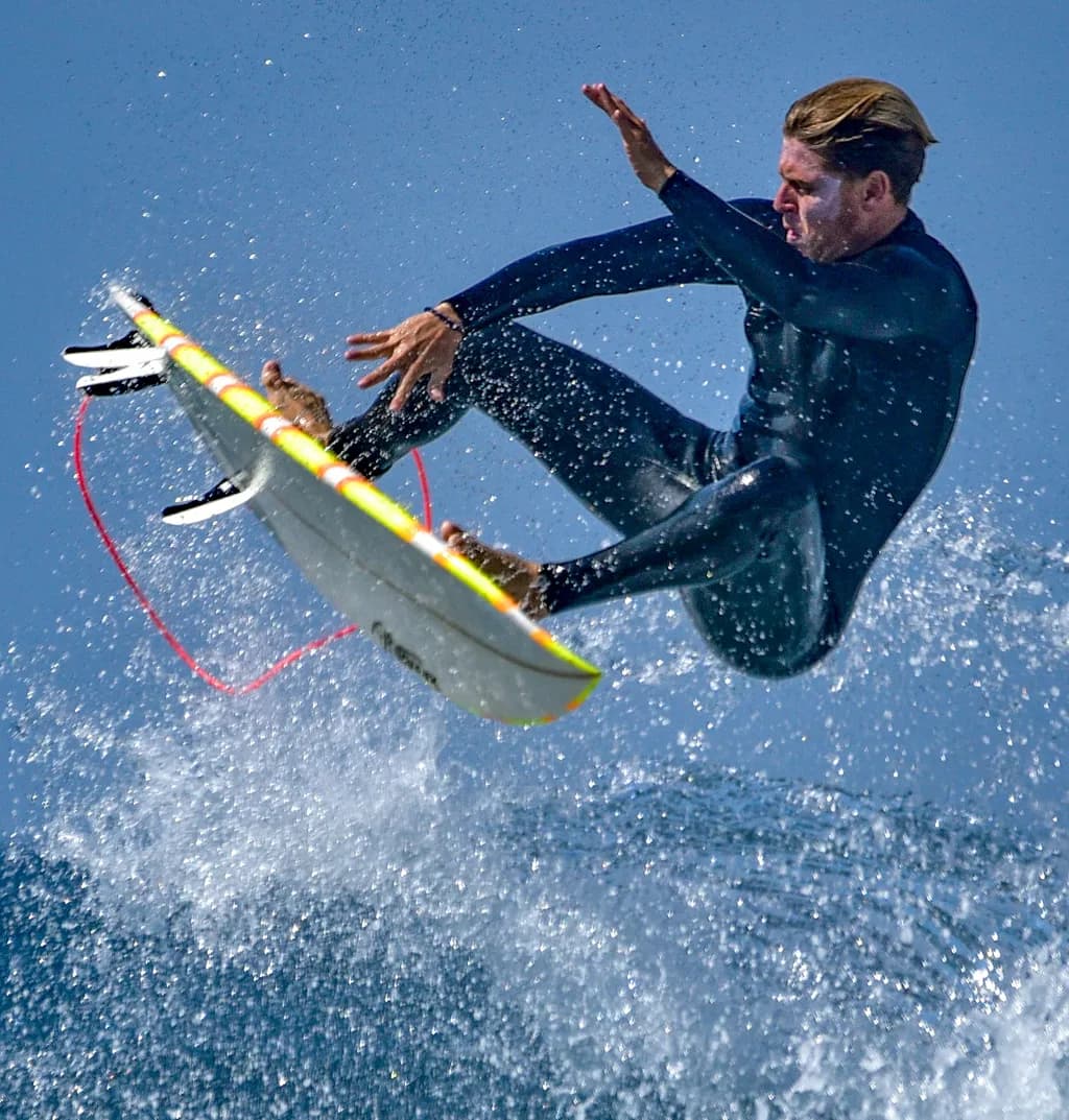 Oceanic Flight: The Art of Surfing in Motion