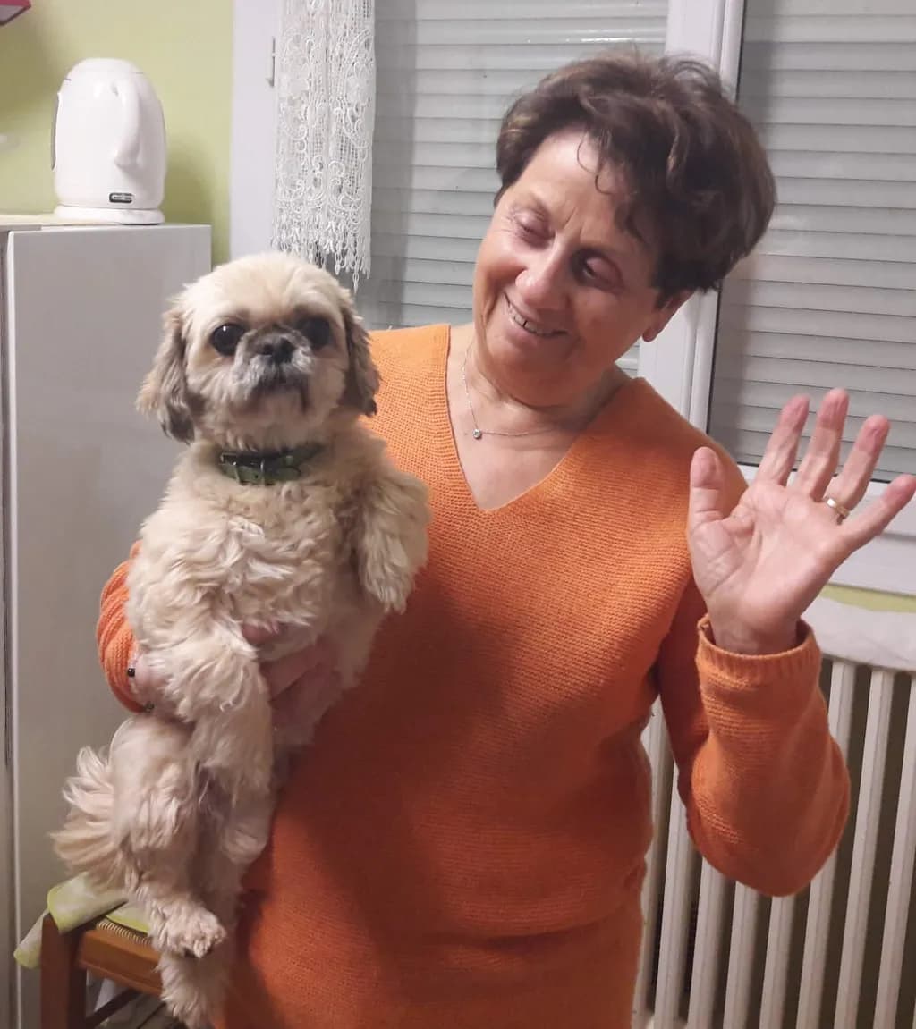 Joyful Companionship: A Heartwarming Moment Between Woman and Dog