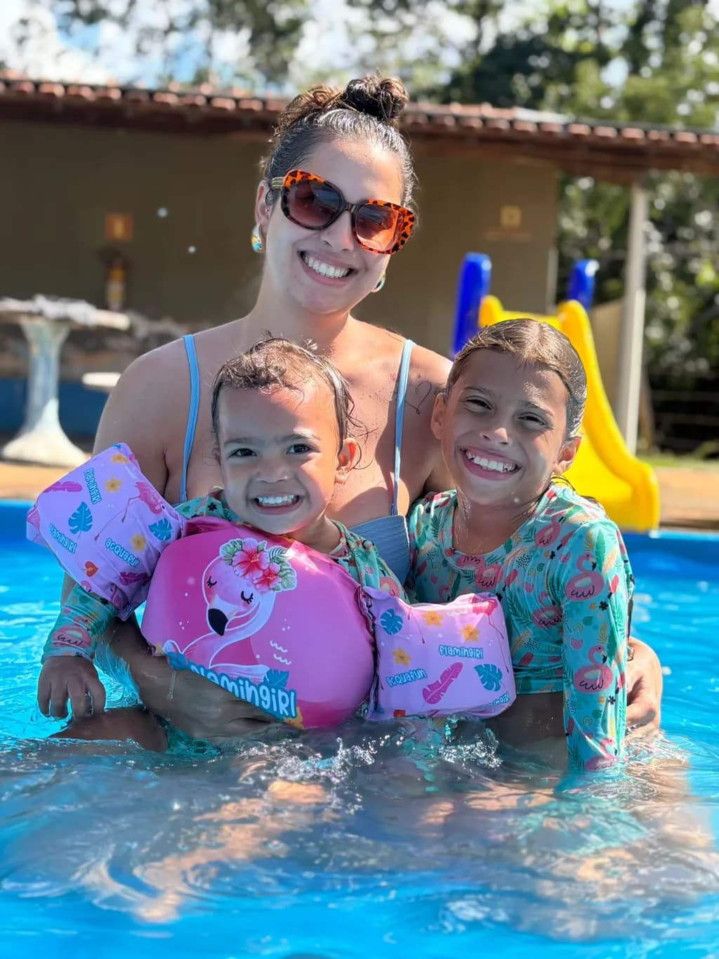 Joyful Summer Splash: A Heartwarming Moment of Family Fun in the Pool