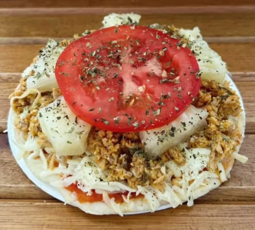 Savory Delight: A Flavorful Fusion of Chicken, Tomato, and Cheese on a Crispy Base