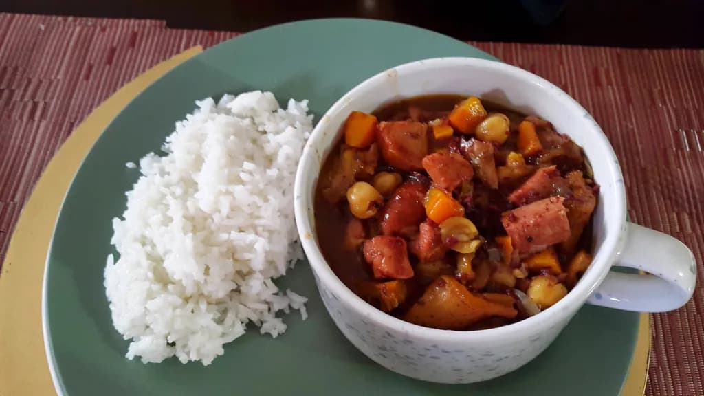 Hearty Harvest Stew with Fluffy Rice: A Comforting Culinary Delight